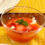 ヨーグルトイチゴソースかけ