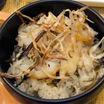 干し「たら」と「きのこ」の炊きこみごはん カリカリごぼうのせ