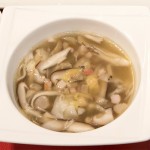 黒はんぺんとチーズのワンタンスープ